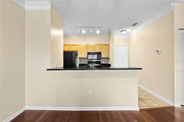 4207 S Dale Mabry Hwy Unit 3302, Tampa, FL 33611 - kitchen featuring dark countertops, light brown cabinetry, black appliances, and visible vents