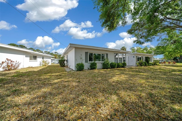 view of front facade featuring stucco siding and a front yard