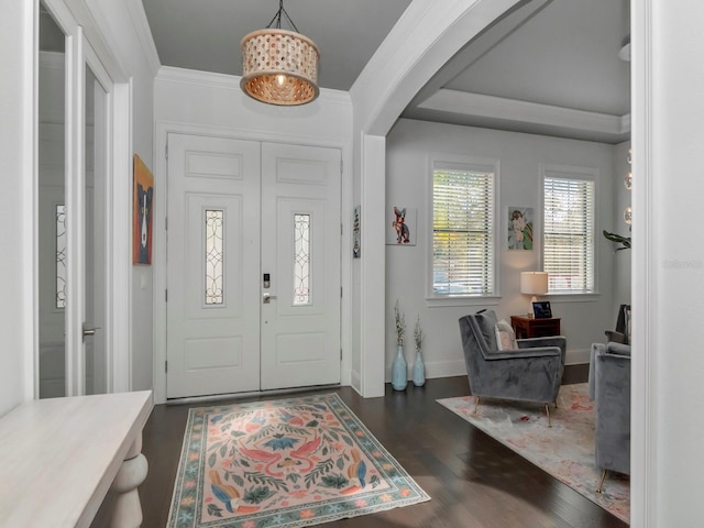 150 Chippewa Ave, Tampa, FL 33606 - foyer entrance with arched walkways, crown molding, baseboards, and wood finished floors