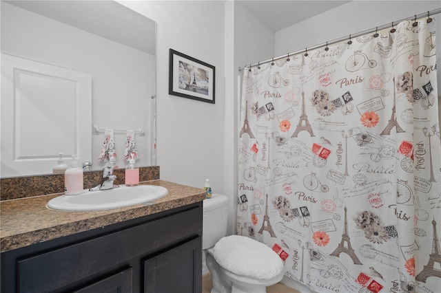 full bath with toilet, a shower with shower curtain, and vanity