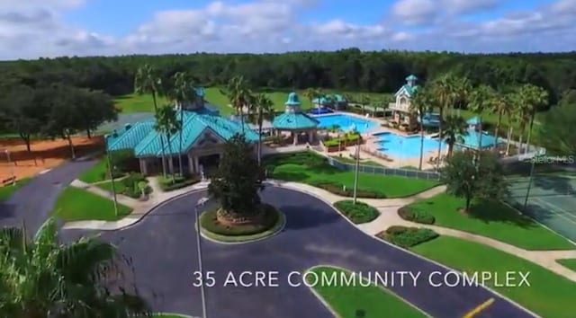 birds eye view of property featuring a forest view