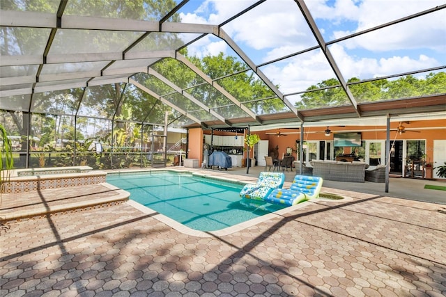 pool with a patio area, outdoor lounge area, an in ground hot tub, a lanai, and ceiling fan