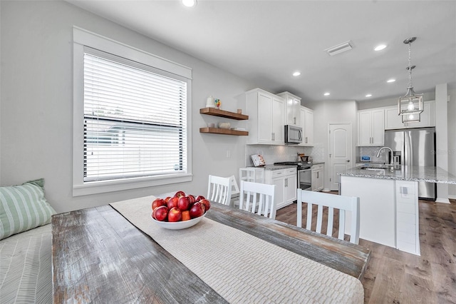 dining space featuring visible vents, wood finished floors, and recessed lighting