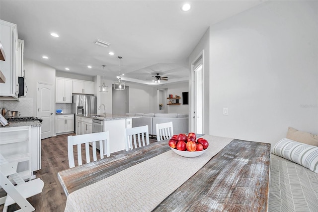 dining area with dark wood-type flooring, ceiling fan, visible vents, and recessed lighting