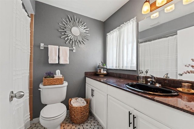 full bathroom with a shower with curtain, visible vents, toilet, and vanity