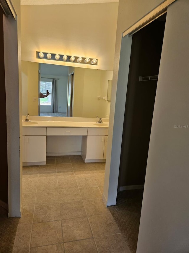 607 Manchester Woods Dr Unit 84, Sun City Center, FL 33573 - bathroom featuring double vanity, baseboards, and tile patterned floors