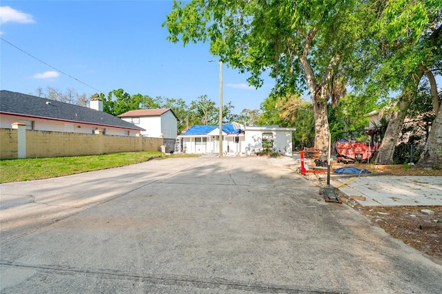 8615 Jackson Springs Rd, Tampa, FL 33615 - exterior space featuring fence