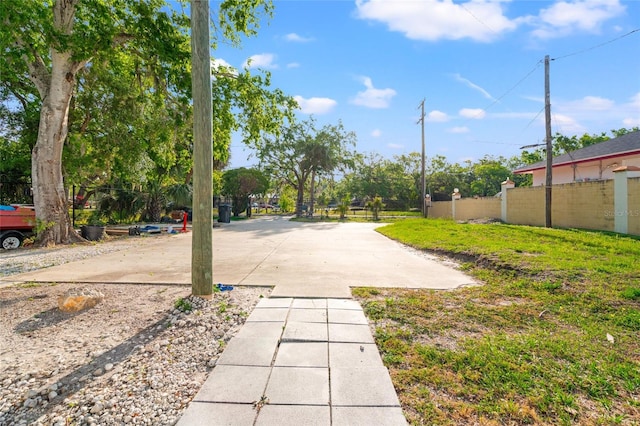 8615 Jackson Springs Rd, Tampa, FL 33615 - view of yard with fence