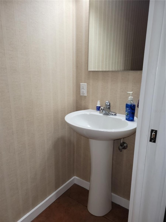 921 24th Ave N, Saint Petersburg, FL 33704 - bathroom with baseboards and a sink