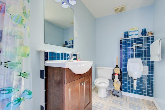 921 24th Ave N, Saint Petersburg, FL 33704 - bathroom featuring toilet, vanity, and baseboards