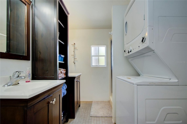 921 24th Ave N, Saint Petersburg, FL 33704 - bathroom with stacked washer / dryer, vanity, and a shower