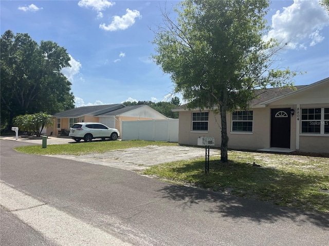 8804 Briar Hollow Ct, Tampa, FL 33634 - view of front of home with stucco siding, a front yard, and fence