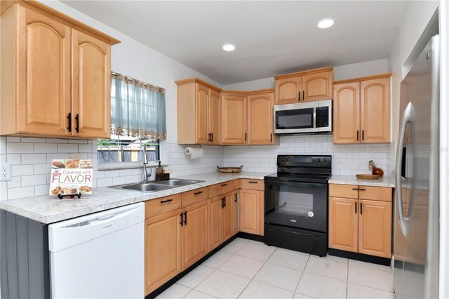 10705 Knollsway Ct, Tampa, FL 33625 - kitchen with appliances with stainless steel finishes, light countertops, a sink, light brown cabinets, and backsplash