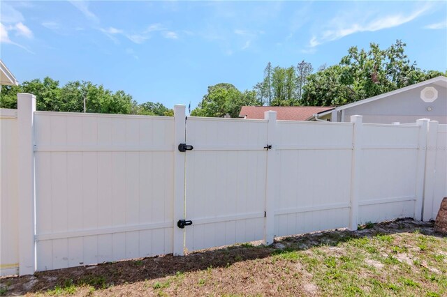 10705 Knollsway Ct, Tampa, FL 33625 - view of gate with fence