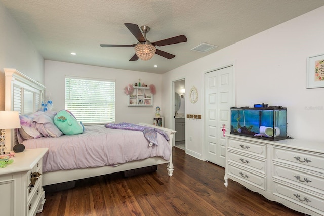 182 E Canal Dr, Palm Harbor, FL 34684 - bedroom featuring dark wood-type flooring, a textured ceiling, a ceiling fan, and visible vents