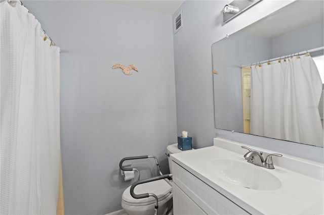 733 Ojai Ave, Sun City Center, FL 33573 - bathroom with vanity and a shower with shower curtain