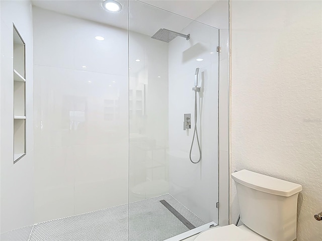 700 S Harbour Island Blvd Unit 143, Tampa, FL 33602 - bathroom featuring toilet, a textured wall, and walk in shower