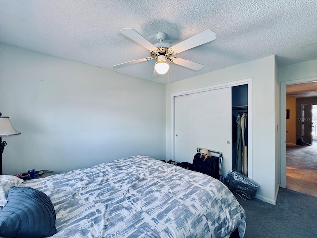 bedroom featuring a closet, ceiling fan, carpet flooring, and a textured ceiling