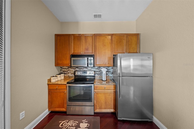 700 S Harbour Island Blvd Unit 813, Tampa, FL 33602 - kitchen featuring stainless steel appliances, backsplash, dark wood-style floors, visible vents, and brown cabinets