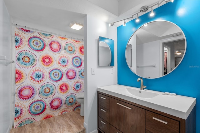 11368 93rd St, Largo, FL 33773 - full bath featuring rail lighting, vanity, and a shower with shower curtain