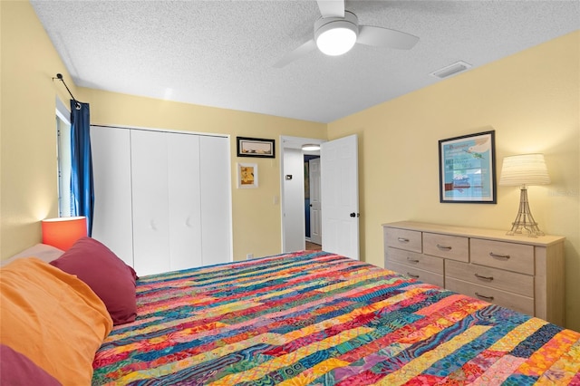 11368 93rd St, Largo, FL 33773 - bedroom featuring a textured ceiling, a closet, and a ceiling fan