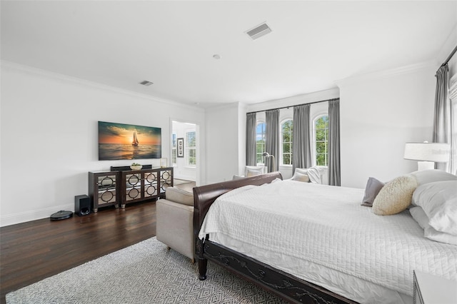 5025 W Homer Ave, Tampa, FL 33629 - bedroom featuring wood finished floors, multiple windows, ornamental molding, and visible vents