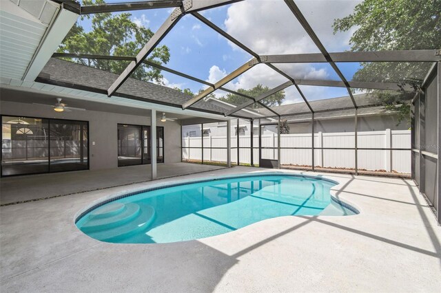 view of swimming pool featuring fence, a lanai, a patio, ceiling fan, and a fenced in pool