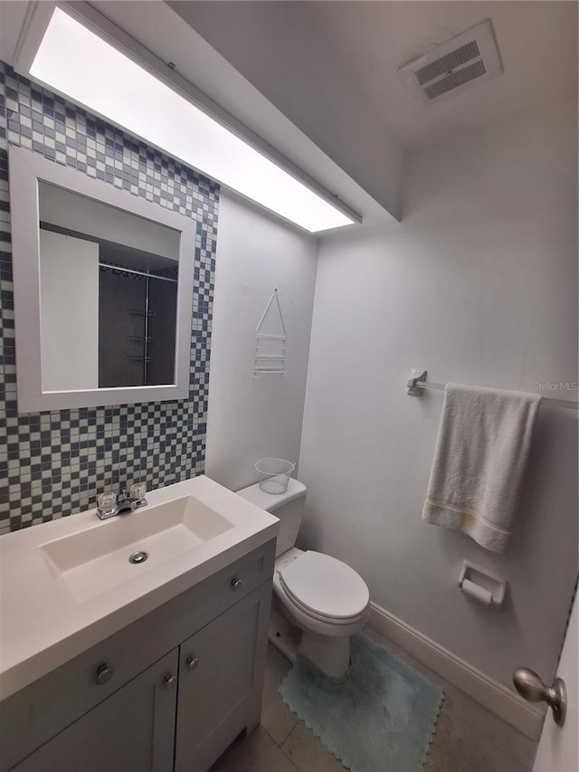 605 Brandy Wine Dr Unit 605, Largo, FL 33771 - bathroom featuring toilet, vanity, tasteful backsplash, baseboards, and visible vents