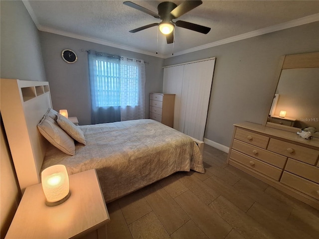 605 Brandy Wine Dr Unit 605, Largo, FL 33771 - bedroom with crown molding, baseboards, a textured ceiling, ceiling fan, and wood finished floors