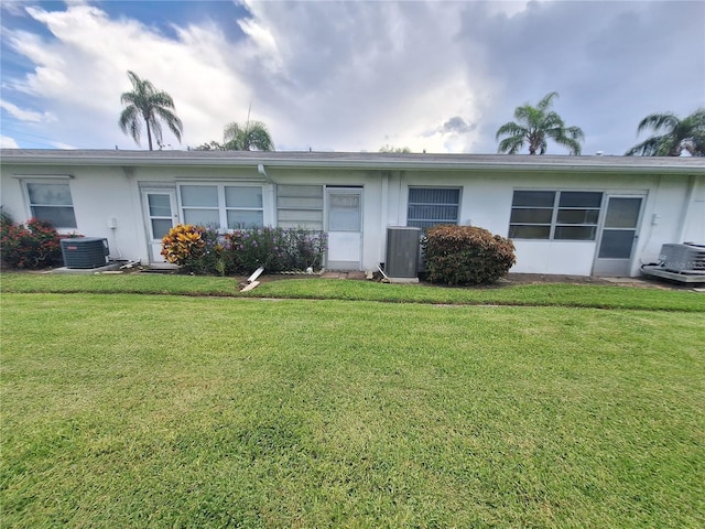 605 Brandy Wine Dr Unit 605, Largo, FL 33771 - view of front of home featuring cooling unit and a front yard