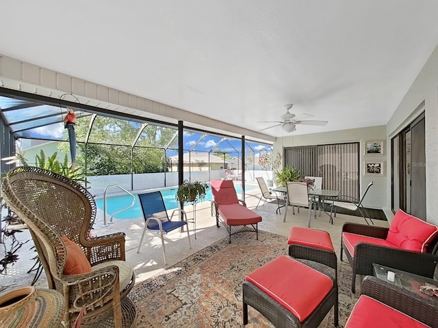 sunroom with outdoor dining space, an outdoor hangout area, and ceiling fan