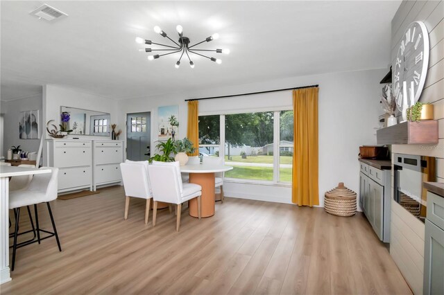 125 Siobhan Ave, Tampa, FL 33613 - dining space featuring visible vents, light wood-style floors, and a chandelier
