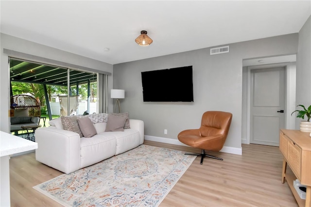 125 Siobhan Ave, Tampa, FL 33613 - living room featuring baseboards, light wood-style flooring, and visible vents