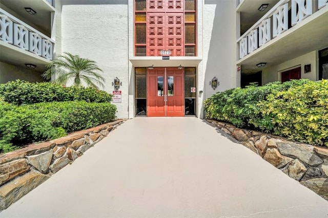 property entrance featuring stucco siding