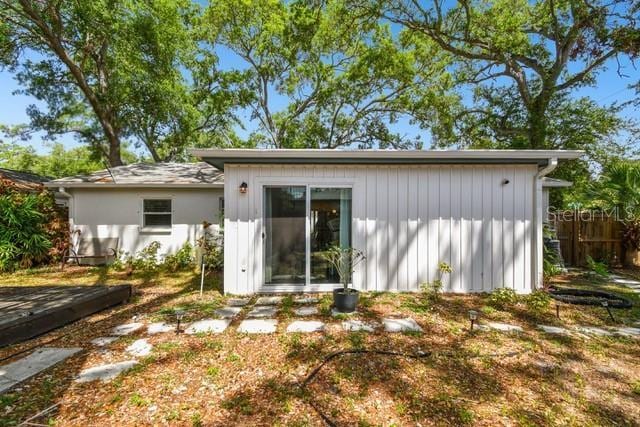 3202 W Coachman Ave, Tampa, FL 33611 - back of property with an outdoor structure
