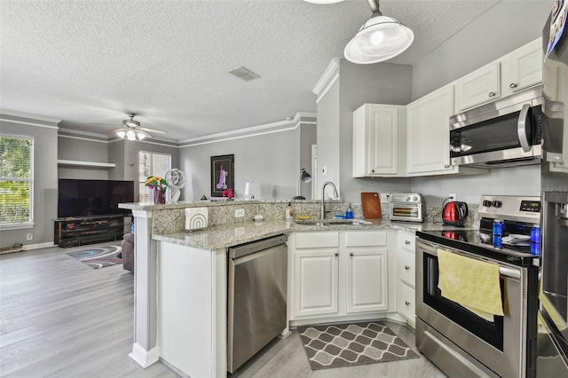 10442 Villa View Cir, Tampa, FL 33647 - kitchen with visible vents, a sink, a peninsula, white cabinetry, and stainless steel appliances