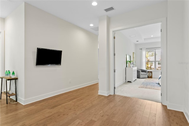 living area featuring visible vents, baseboards, light wood-style floors, and recessed lighting