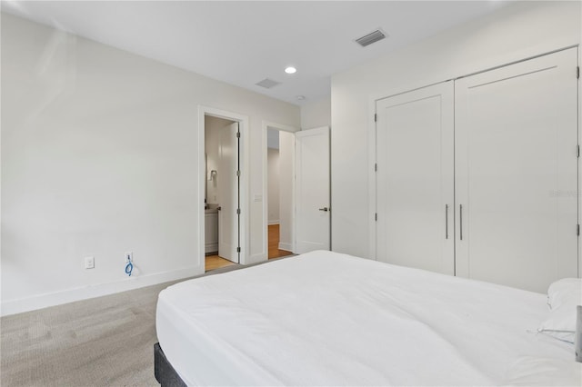 bedroom with recessed lighting, baseboards, visible vents, light carpet, and a closet