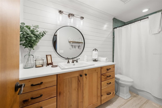 full bathroom featuring toilet, a shower with shower curtain, and vanity