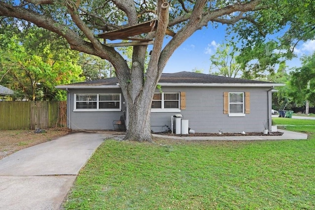 2001 E Idlewild Ave, Tampa, FL 33610 - ranch-style house with a front yard and fence