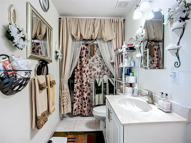 3625 Gaviota Dr, Ruskin, FL 33573 - full bathroom featuring tile patterned floors, toilet, visible vents, curtained shower, and vanity