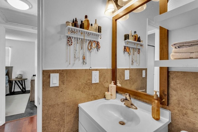 129 NW Lincoln Cir N, Saint Petersburg, FL 33702 - bathroom featuring tile walls and vanity