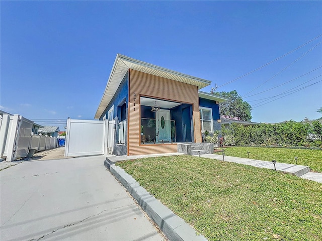 2711 W Cordelia St, Tampa, FL 33607 - modern home with a front yard, fence, and a gate