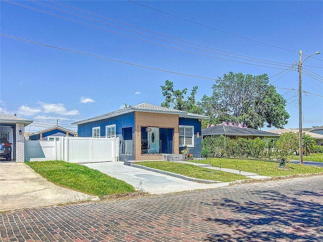 2711 W Cordelia St, Tampa, FL 33607 - view of front of house featuring fence, a front yard, driveway, and a gate