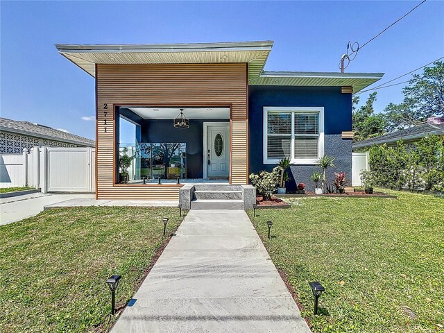 2711 W Cordelia St, Tampa, FL 33607 - view of front facade with a front yard, fence, and stucco siding