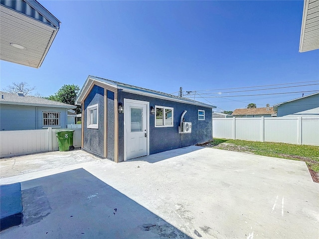 2711 W Cordelia St, Tampa, FL 33607 - back of property featuring a patio, stucco siding, and fence