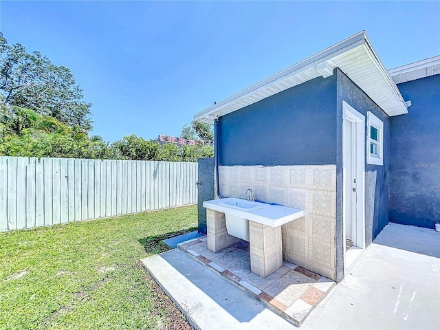 2711 W Cordelia St, Tampa, FL 33607 - exterior space with a fenced backyard