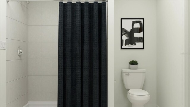 full bath featuring a shower with curtain and toilet