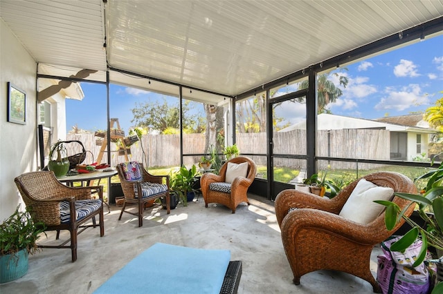610 N Woodlynne Ave, Tampa, FL 33609 - sunroom featuring an outdoor hangout area
