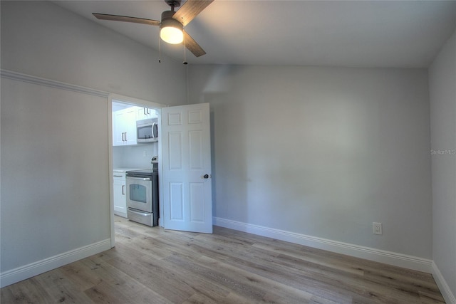 610 N Woodlynne Ave, Tampa, FL 33609 - unfurnished room featuring baseboards, light wood-type flooring, ceiling fan, and vaulted ceiling